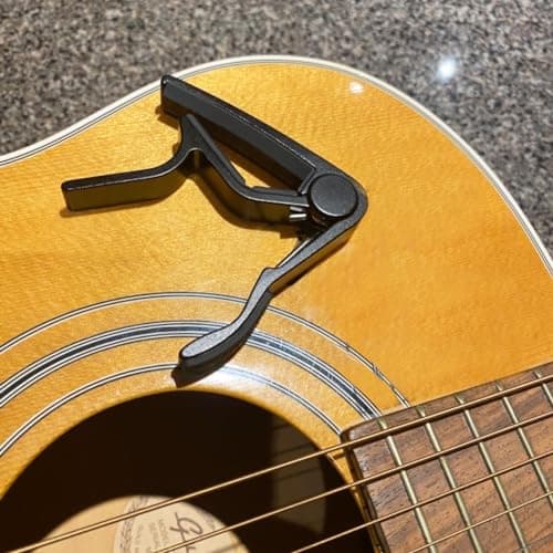 WiNGO Capodastre Guitare, Alliage Capo de Guitare Pour Folk 6 Cordes Guitare, Guitare Electrique et Acoustique Ukulélé, Mandoline et Banjo Avec 5 Médiators, Noir.