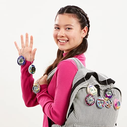 Bandai - Tamagotchi - Tamagotchi Original - Berry Delicious - Animal électronique virtuel avec écran Couleur, 3 Boutons et Jeux - Jouet Animal interactif en Français - Jouet Enfant 8 Ans et + - 42971