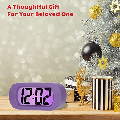 Plumeet Réveil électronique, Alarm Réveil Matin avec Grand écran LCD, Fonction Snooze, avec Veilleuse, Alimenté par Batterie,Convient Aux Alarmes de Voyage et de Chevet (Violet)