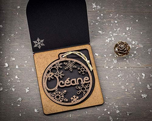 Boule de noël personnalisée en bois, prénom en découpe laser, étui cadeau en option