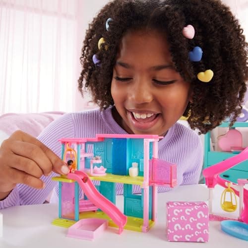 Barbie Coffrets Maison de Poupée Mini-BarbieLand, comprenant la Maison de Rêve de Barbie en petit format, une poupée Barbie surprise de 3,8 cm, du mobilier, des accessoires, 4 ans +, HYF46