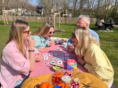 CRACK STORY – Jeu d’Ambiance Drôle et Addictif – Idéal pour Soirée, Apéro, Entre Amis et en Famille – Jeu de société à partir de 10 Ans - 2 à 8 Joueurs