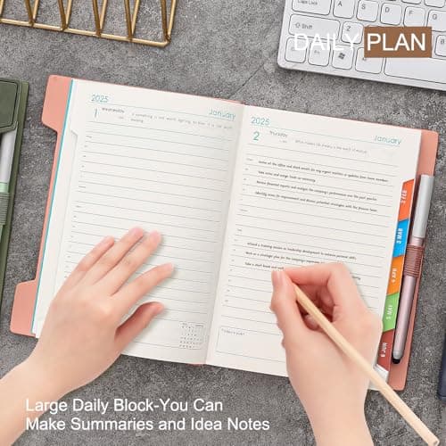 Agenda scolaire journalier 2025 de janvier 2025 à décembre 2025, 12 mois par page, format A5, couverture rigide, stylo, boucle pour stylo, autocollants (rose)