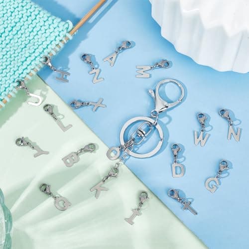 UNICRAFTALE 26 pièces 26 styles Breloques Alphabet Breloques Acier Inoxydable Ensemble de Pendentifs Métal Lettre AZ Breloques de Lettre 25mm avec fermoirs à Pince de Homard pour Bijoux
