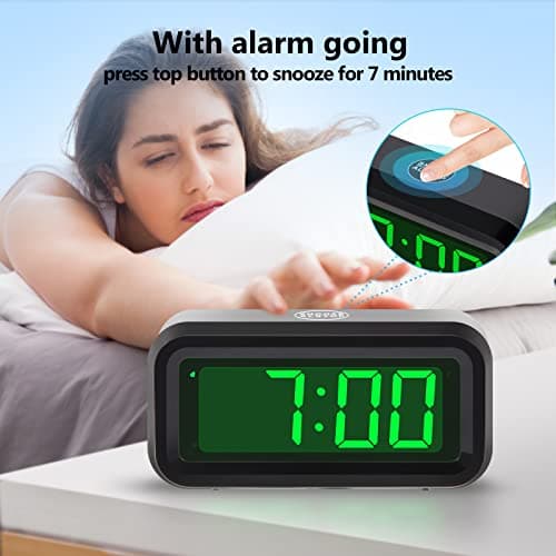 Timegyro Petit réveil, Horloge de Bureau numérique, 1,2" LED Affichage Horloge avec Snooze, luminosité réglable 12 / 24h Format pour Chambre à Coucher, Voyage, Salon