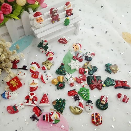 SUPVOX 50pcs Accessoires de Noël Miniatures Résine Cloches Chapeaux Noel Bonhomme de Neige Canne de Bonbon Artisanat Breloque Charmes Noël (Modèle Assorti)