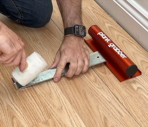Floor-Fix Pro | Plank Grabber + Adhesif + Mallet Outil Pose Parquet Flottant | Adhérence Nano-Suction | Comble Écarts | Compatible Barre Traction | Fabrication Britannique, Aluminium