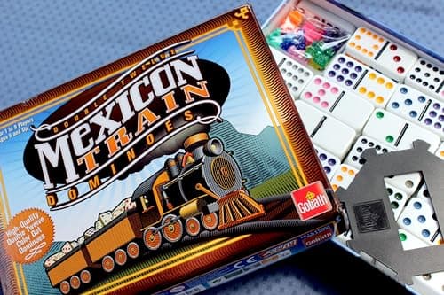 MEXICAN TRAIN DOMINOES - Jeu de Dominos pour Enfants dès 6 Ans - Jeu de Société Stratégique avec Dominos Colorés - Tous à Bord du Train Mexicain - Pour Jouer en Famille et entre Amis - 1 à 8 Joueurs