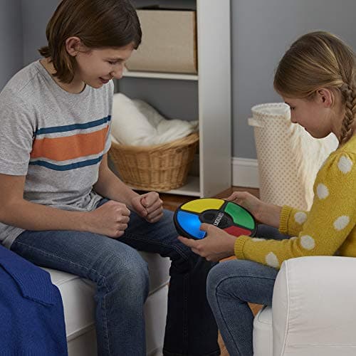 Hasbro Gaming Simon Classique, Jeu de Mémoire Électronique pour Enfants et Familles, dès 8 Ans, avec Sons et Lumières, Taille Compacte, Jeu Famille et Entre Amis, Idée Cadeau de Noël