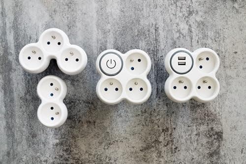 Triplite 16A 2P+T façade avec interrupteur gris/blanc