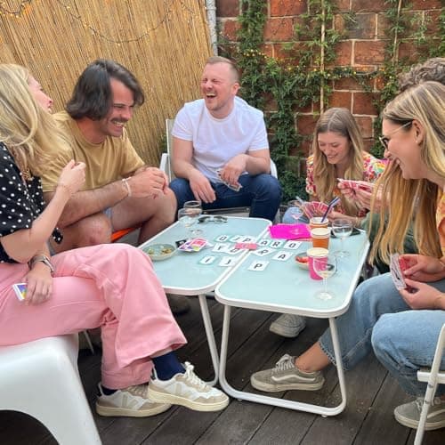 CRACK STORY – Jeu d’Ambiance Drôle et Addictif – Idéal pour Soirée, Apéro, Entre Amis et en Famille – Jeu de société à partir de 10 Ans - 2 à 8 Joueurs