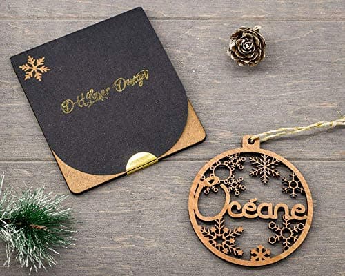 Boule de noël personnalisée en bois, prénom en découpe laser, étui cadeau en option