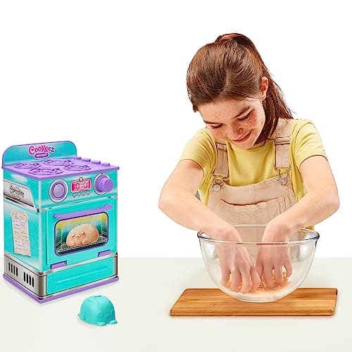 Cookeez Makery LA Fabrique À PÂTISSERIE. Place la pâte dans la Fabrique à pâtisserie : Une Peluche Chaude, parfumée et Interactive apparaît !