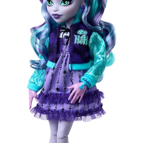 Monster High Poupée Twyla Journal des Horreurs, poupée Twyla et Accessoires sur Le thème du Club de Jeux de société, avec Blouson Universitaire, Album de, Jeu de société et Cookies, HXW31