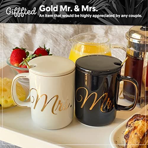 Gifffted Ensemble de Mugs Mr et Mrs avec Couvercles et Cuillères à Café pour d'anniversaire, Cadeau de Mariage, Comme Cadeau de Fiançailles, Noël, Emballage de Panier Luxueux, Tasses de Couple