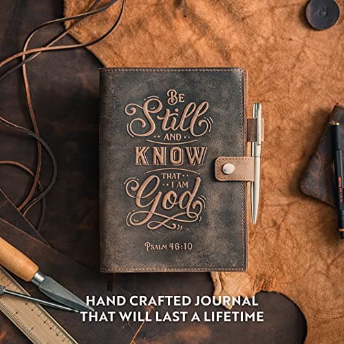 Carnet de Notes Cuir Ligné Rechargeable – Journal Intime Femme Avec Verset Biblique en Relief Psaume 46v10 – Carnet En Cuir Vintage Fait Main – 320 Pages De Papier Ligné A5 |Stylo de Luxe MOONSTER®