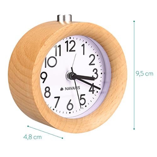 Navaris Horloge réveil en Bois - Réveil analogique Classique Rond en Bois Naturel - Horloge à Aiguilles avec Fonction Alarme Snooze et lumière