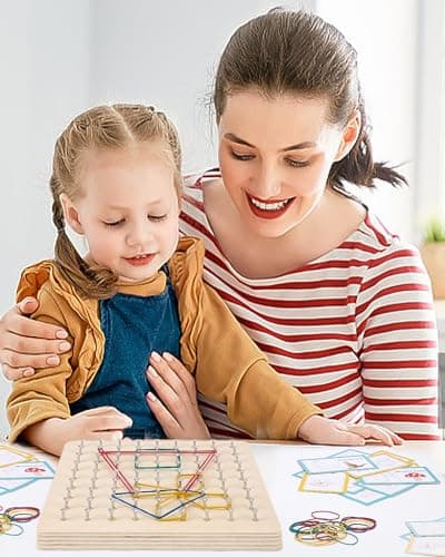 Jouet Montessori Géoboard en Bois,avec Cartes de Motifs et Rubber Band, marqueur pour tableau blanc,8x8 Épingles Pegboard Jeu Maternelle,Montessori Puzzle Forme,Idée cadeau pour garçons,Enfant Jouet