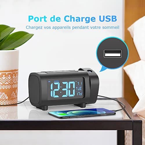 LIORQUE Radio Réveil à Projection, Horloges à Projection 180° Reveil Projecteur FM avec Alarme, Grand Affichage VA, 4 Niveaux de Luminosité de l'écran, Numérique USB, Fonction Snooze, 12/24H