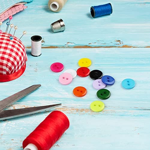 Furuising Lot de 600 Boutons Colorés, 11,5 mm à 2 Trous en Résine Boutons Ronds Bouton avec Boîte de Stockage pour Enfants Vêtements Couture Artisanat Ornements et Bricolage Ornement Fait à la