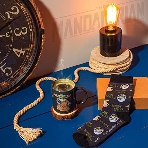 Disney The Mandalorian Mug Baby Yoda Star Wars Cadeau Homme Mug et Chaussettes (Yoda Noir Aop)