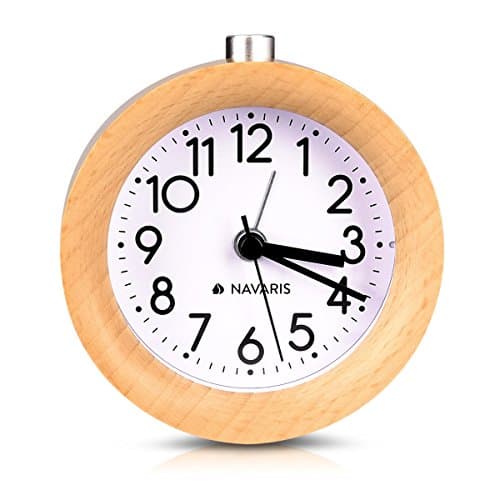 Navaris Horloge réveil en Bois - Réveil analogique Classique Rond en Bois Naturel - Horloge à Aiguilles avec Fonction Alarme Snooze et lumière