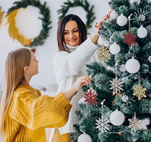 ilauke Flocons de Neige en Bois de Noël Ornement,24Pcs Artisanat en Bois de Flocon,6 Styles Deco Noël Bois Flocon avec Ficelle de Chanvre,Suspension Noël en Bois pour Décoration de Fête d'hiver-7cm