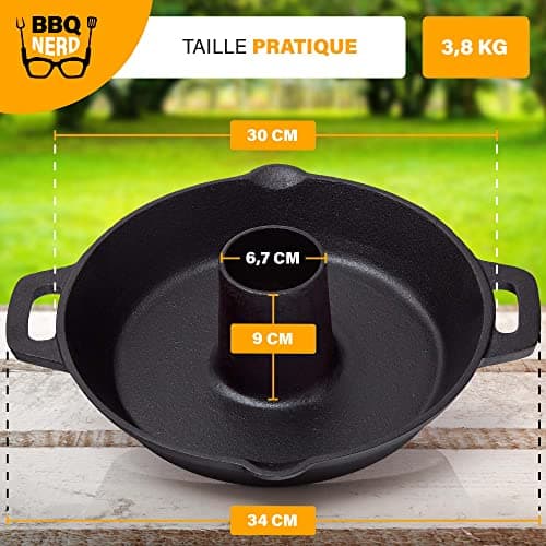 BBQ Nerd© Cocotte à Poulet en Fonte Support pour volaille pour Barbecue et Four Support de Poulet en Fonte Ø 28 cm pour Cuisson sans Graisse Cocotte Rustique avec bac de récupération