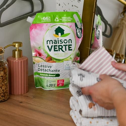 Maison Verte - Recharge Lessive Liquide - Parfum aux Huiles Essentielles - Lessive Détachante - Amande Douce - Peaux Sensibles - Efficace dès 20°C - 5 Enzymes Actives d'Origine Naturelle - 33 Lavages