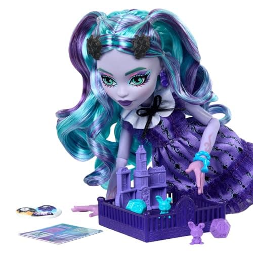 Monster High Poupée Twyla Journal des Horreurs, poupée Twyla et Accessoires sur Le thème du Club de Jeux de société, avec Blouson Universitaire, Album de, Jeu de société et Cookies, HXW31