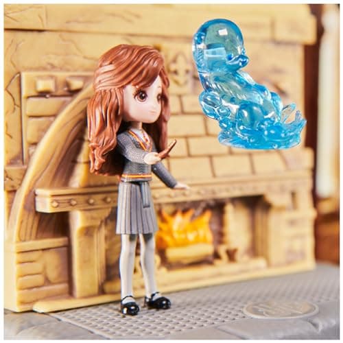 HARRY POTTER - PLAYSET 2 EN 1 LA SALLE SUR DEMANDE MAGICAL MINIS WIZARDING WORLD - Univers Magique 2 en 1 Avec 4 Figurines et Accessoires - Sortilège Patronus - 6063901 - Jouet Enfant 5 ans et +