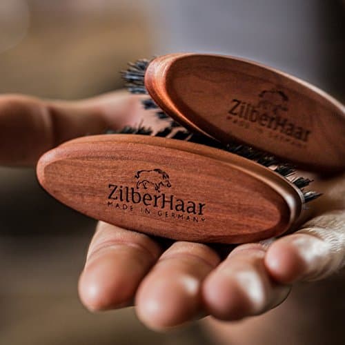 ZilberHaar - Brosse à Barbe de Poche, Rigide - 100% Poils Véritable de Sanglier et Bois de Poirier - Soin du Visage Hommes Compatible Tout Baume à Barbe et Huile à Barbe - Idéal pour Voyager