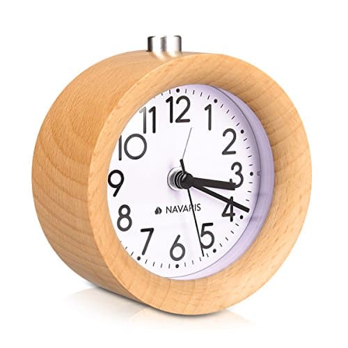 Navaris Horloge réveil en Bois - Réveil analogique Classique Rond en Bois Naturel - Horloge à Aiguilles avec Fonction Alarme Snooze et lumière