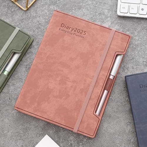 Agenda scolaire journalier 2025 de janvier 2025 à décembre 2025, 12 mois par page, format A5, couverture rigide, stylo, boucle pour stylo, autocollants (rose)