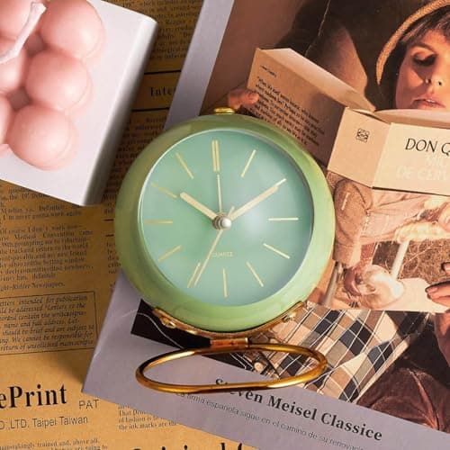Azyh Réveil analogique au design simple mignon - Horloge de table rétro avec veilleuse - Silencieuse - Sans tic-tac - Fonctionne avec piles - Pour enfants, chambre à coucher, voyage, cuisine, table de