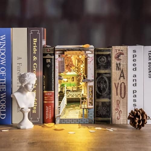 Rolife Sakura Densya DIY Book Nook Modèle Kit Maison Miniature à Construire DIY Maquette Adulte Décoration de Bibliothèque Livre Salon Booknook Puzzle 3D Bois Serre-Livres Diorama (TGB01)