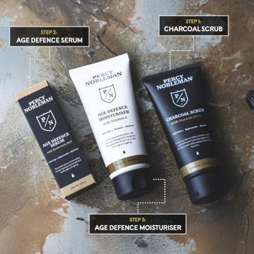 Le kit anti-âge Percy Nobleman, un coffret soin visage homme, contient un gommage au charbon de bois (AHA naturels), sérum anti-âge (l’acide hyaluronique) crème anti-âge (vitamine C)