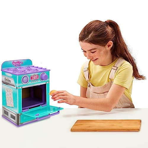 Cookeez Makery LA Fabrique À PÂTISSERIE. Place la pâte dans la Fabrique à pâtisserie : Une Peluche Chaude, parfumée et Interactive apparaît !