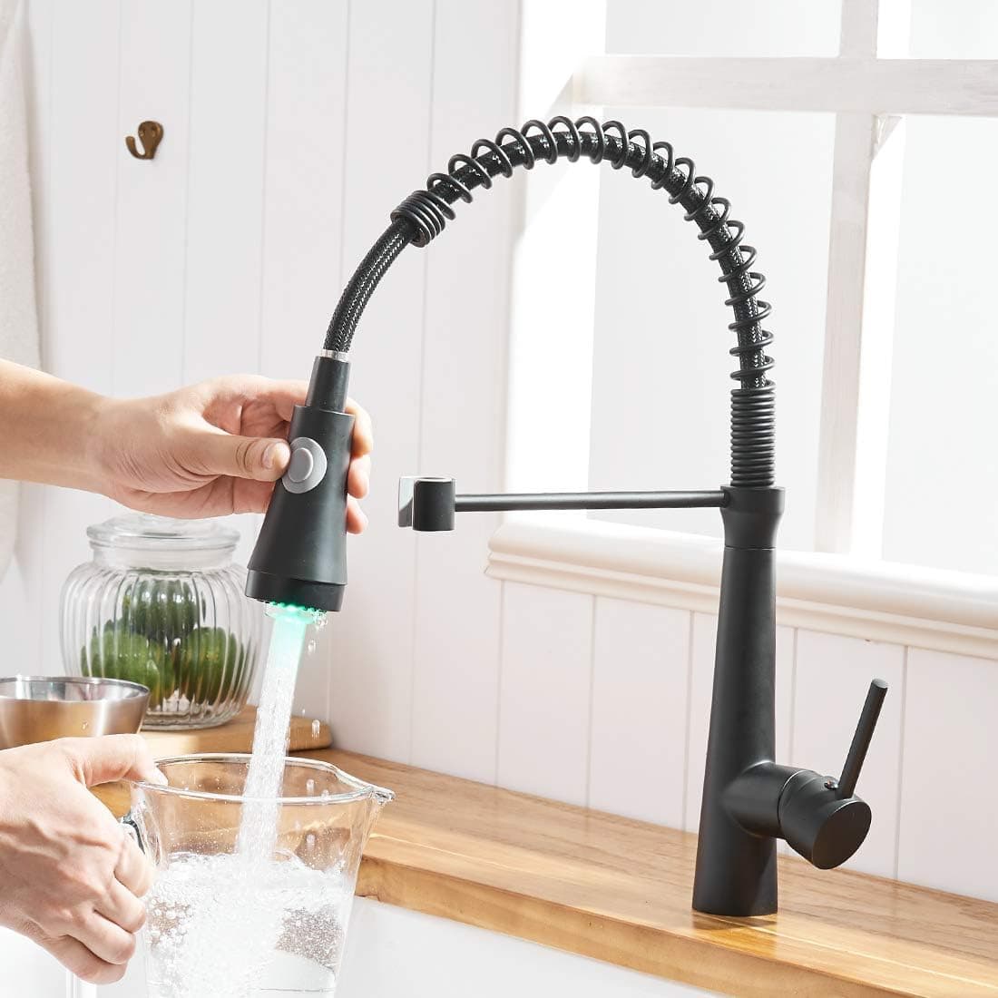 TIMACO Cuisines de robinet LED avec ressort en spirale, raccords d'évier pivotants à 360 °, robinetterie de cuisine et douche coulissante - Haute pression, noir