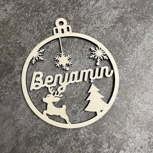 Boule de Noël personnalisée en bois de bouleau | 9 cm de diamètre | 2 styles au choix | Cadeau unique et décoratif pour sapin | Gravure prénom personnalisée (Renne et Sapin)