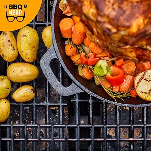 BBQ Nerd© Cocotte à Poulet en Fonte Support pour volaille pour Barbecue et Four Support de Poulet en Fonte Ø 28 cm pour Cuisson sans Graisse Cocotte Rustique avec bac de récupération