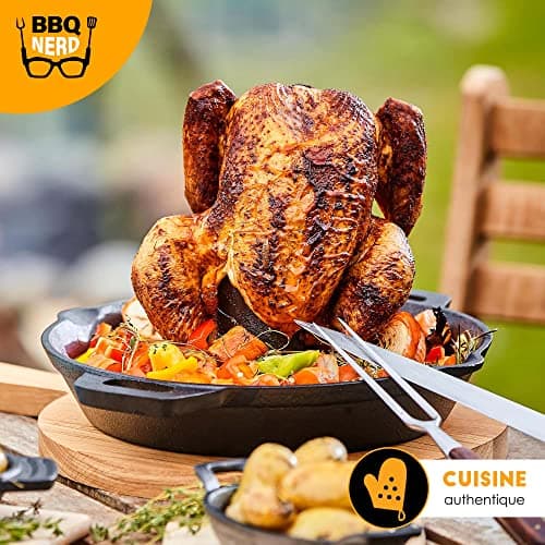 BBQ Nerd© Cocotte à Poulet en Fonte Support pour volaille pour Barbecue et Four Support de Poulet en Fonte Ø 28 cm pour Cuisson sans Graisse Cocotte Rustique avec bac de récupération