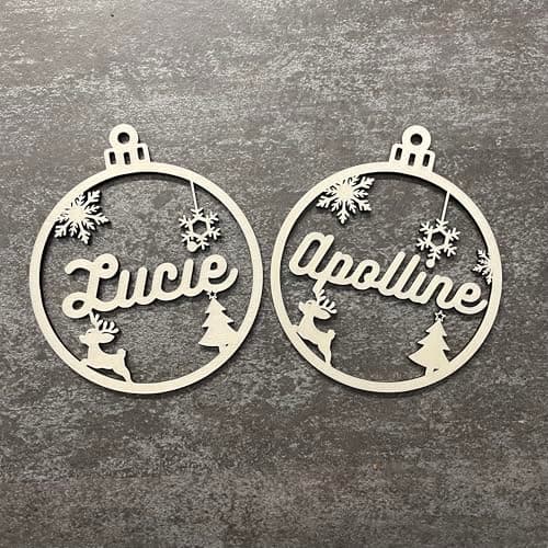 Boule de Noël personnalisée en bois de bouleau | 9 cm de diamètre | 2 styles au choix | Cadeau unique et décoratif pour sapin | Gravure prénom personnalisée (Renne et Sapin)