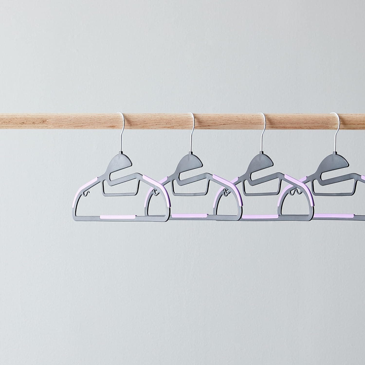 Amazon Basics Cintres en plastique enduit de caoutchouc, noir/violet, Lot de 50