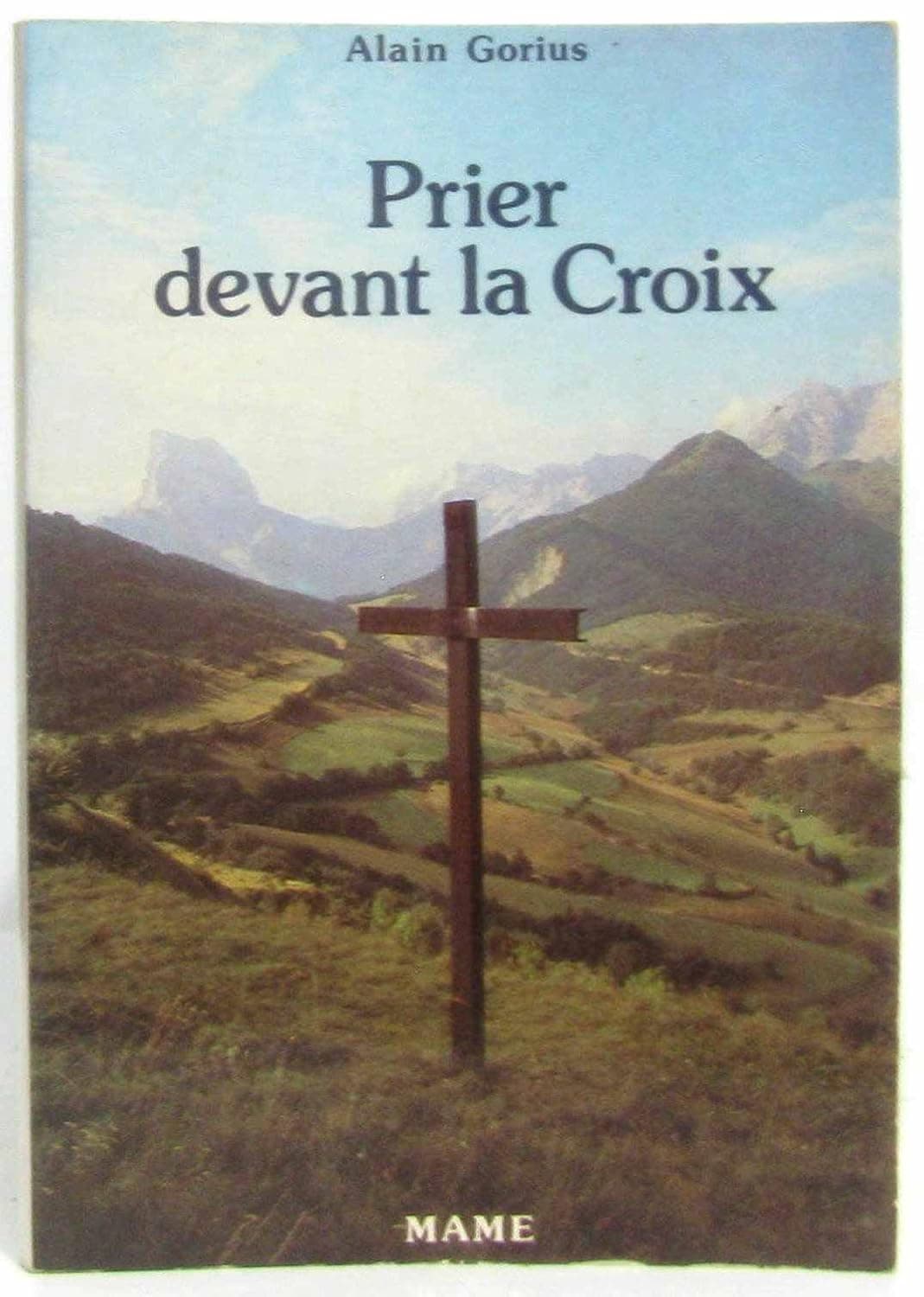 Prier devant la croix pour contempler la passion, pour bien faire le chemin de croix