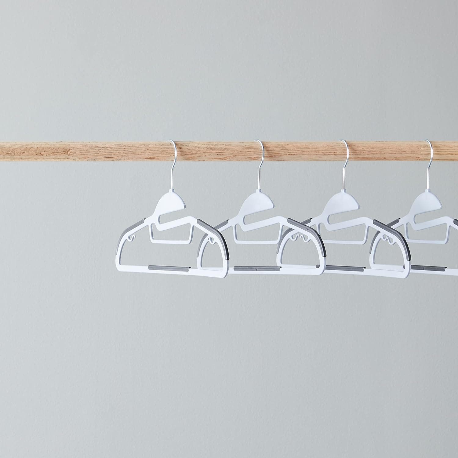 Amazon Basics Cintres en plastique enduit de caoutchouc, 50 pièces, gris