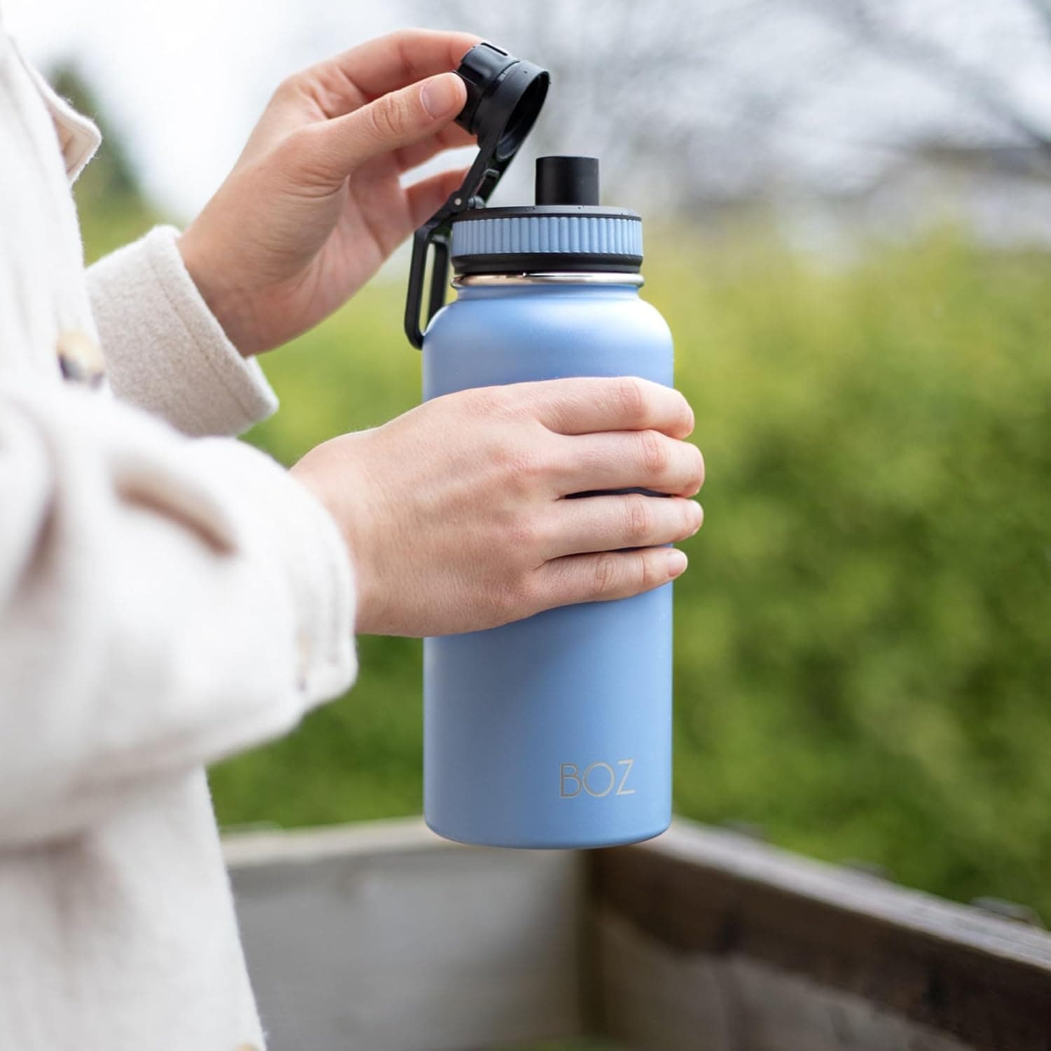 BOZ Gourde Isotherme en Inox, 1 L, Couvercle Anti-Germe (Bleu Clair) | Pour Bureau, Sport, Voiture, Randonnée et Salle de Gym
