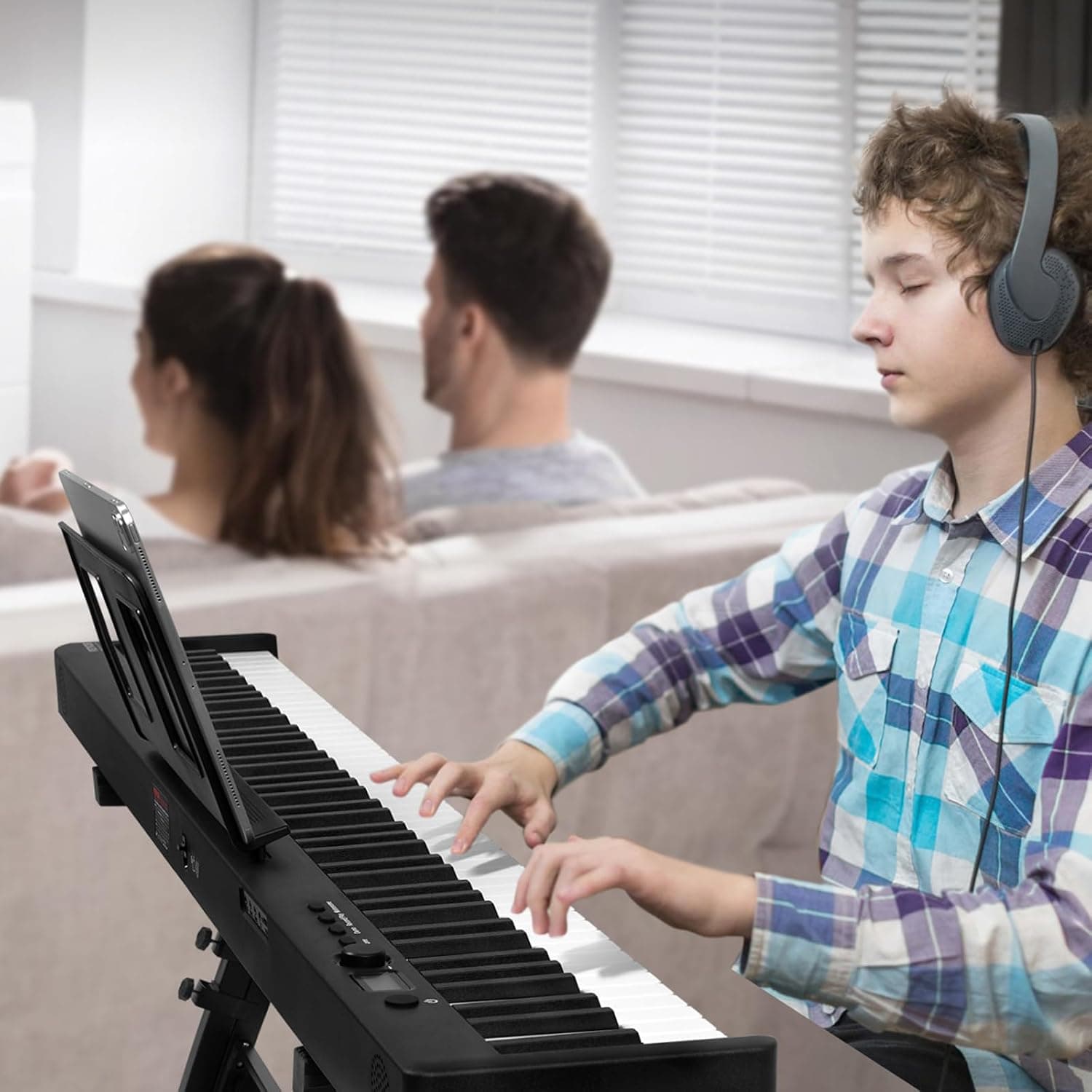 VEVOR Clavier Piano Pliable 88 Touches, Bluetooth et MIDI, Piano Électronique Numérique Portable, Support, Pédale de Sustain, Touches Sensibles, Rechargeable pour Débutants, Adolescents, Adultes, Noir