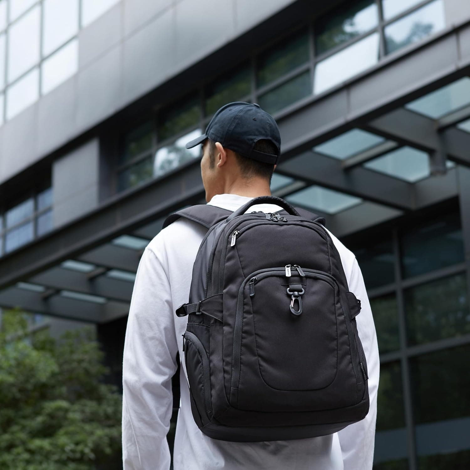 Amazon Basics Sac à dos de voyage pour ordinateur portable 17", Noir