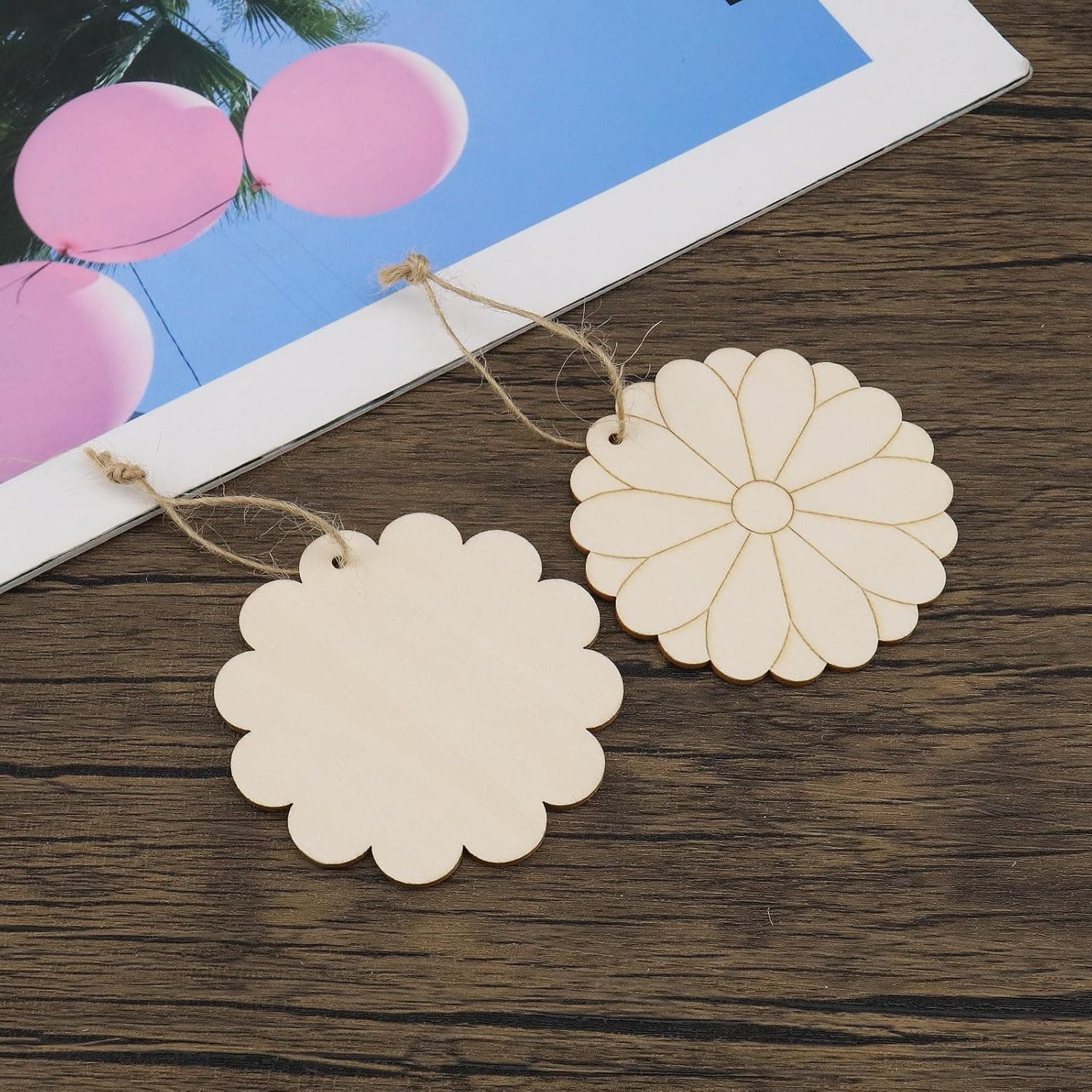 YINETTECH Lot de 30 copeaux de bois vierges en forme de fleur à suspendre - Accessoires pour loisirs créatifs, décoration d'intérieur